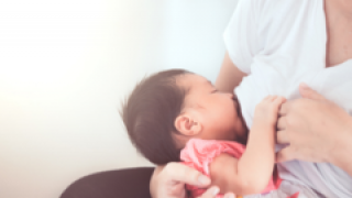 Dưỡng chất 'vàng' trong sữa mẹ tăng đề kháng cho trẻ