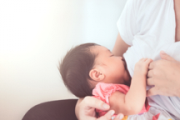 Dưỡng chất 'vàng' trong sữa mẹ tăng đề kháng cho trẻ